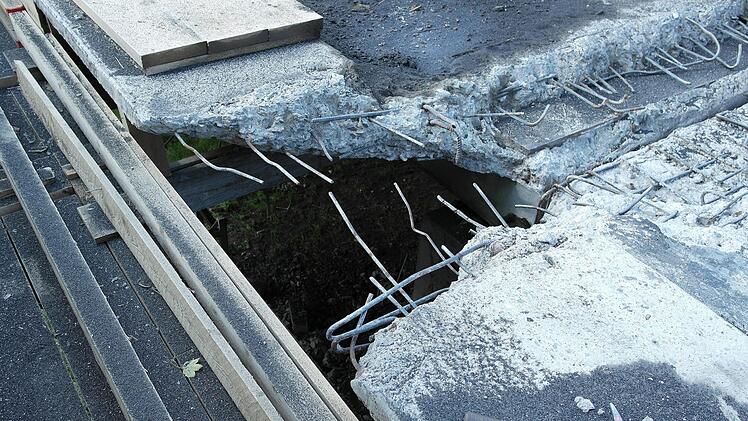 Betonsanierungen sind überall an der Brücke notwendig.