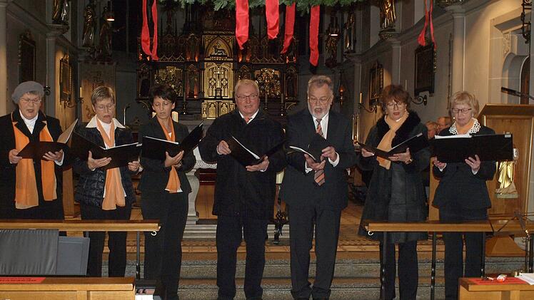 Die Schola unter der Leitung von Walter  Schmittdorsch (Dritter von rechts) kann als "schnelle Eingreifgruppe" viele Veranstaltungen bereichern. Foto: Susanne Deuerling