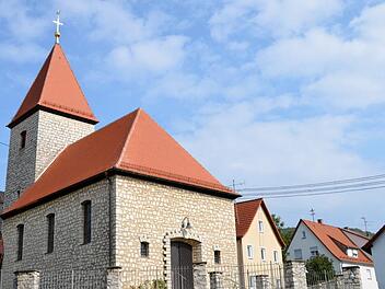 Nach der Erneuerung der Dachlattung wurden Turm, Langhaus und Sakristei der Kirche St. Josef  in Zeegendorf  wieder mit roten Biberschwanzziegeln  eingedeckt. Foto: Andrea Spörlein