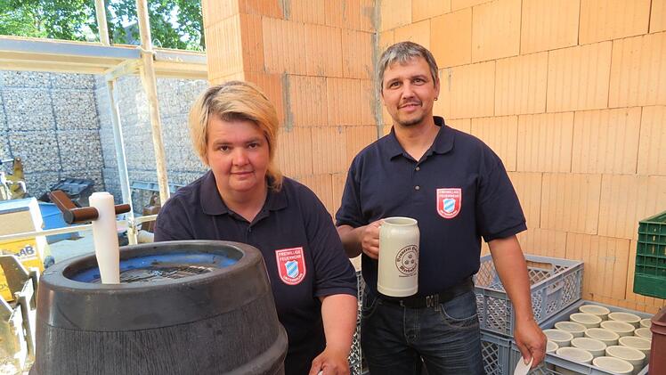 Stefan und Manuela kümmern sich ums Freibier. Foto: Monika Schütz