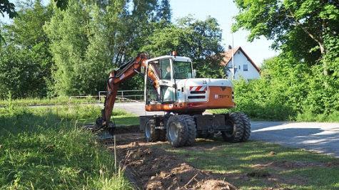 In Burghausen entstehen neben dem Feuerwehrgerätehaus Parkplätze. Die Zufahrt wird asphaltiert. Foto: Heike Beudert