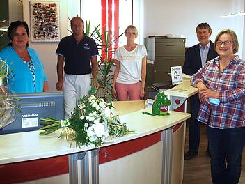 Dr. Björn Theuerkauf aus der  Gemeinschaftspraxis in Bad Staffelstein (Zweiter von links) übernimmt nun in  Steinwiesen die Versorgung der Patienten. Mit im Bild  (von links) Evelyn Müller, Anne  Weinmann, Bürgermeister Gerhard Wunder und Dorothea HolzmannSusanne Deuerling