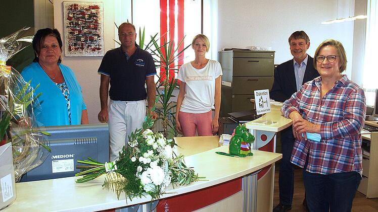 Dr. Björn Theuerkauf aus der  Gemeinschaftspraxis in Bad Staffelstein (Zweiter von links) übernimmt nun in  Steinwiesen die Versorgung der Patienten. Mit im Bild  (von links) Evelyn Müller, Anne  Weinmann, Bürgermeister Gerhard Wunder und Dorothea HolzmannSusanne Deuerling