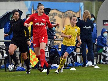 Zum Landkreis-Treffen der besonderen Art kam es im  Zweitliga-Duell zwischen Annika Graser (rechts) vom FC Carl Zeiss Jena und Madlen Frank von RB Leipzig. Foto: Karim El Boujdaini