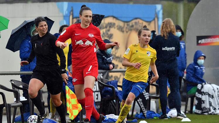 Zum Landkreis-Treffen der besonderen Art kam es im  Zweitliga-Duell zwischen Annika Graser (rechts) vom FC Carl Zeiss Jena und Madlen Frank von RB Leipzig. Foto: Karim El Boujdaini