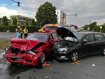 Bamberg: Schwerer Verkehrsunfall an Kreuzung - Fahrzeuge sto&szlig;en frontal zusammen