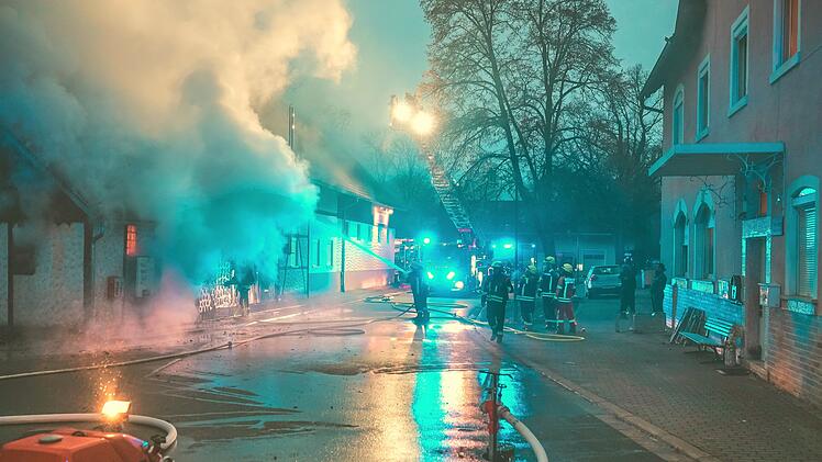 Scheune in Oberfranken gerät in Vollbrand: Anwohner scheitern bei Löschversuchen