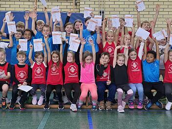 Sie haben ihr Sportabzeichen: Erste Reihe sitzend (von links) Lukas Voßwinkel; Luis Wich; Lukas Zarske; Lia Herbst; Anna Zarske; Marie Wich; Magdalena Grünbeck; Finn Sünkel; Valentina Höfner; Emma Stettner; Darren Milfort; Lilly Stettner; Nils Ric...
