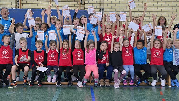 Sie haben ihr Sportabzeichen: Erste Reihe sitzend (von links) Lukas Voßwinkel; Luis Wich; Lukas Zarske; Lia Herbst; Anna Zarske; Marie Wich; Magdalena Grünbeck; Finn Sünkel; Valentina Höfner; Emma Stettner; Darren Milfort; Lilly Stettner; Nils Ric...