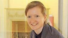 Nun kann Christine Spiller Kartons aus- und Vitrinen einräumen.