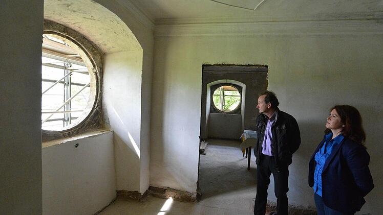 Im Erdgeschoss werden die alten Rundfenster wieder frei gelegt.