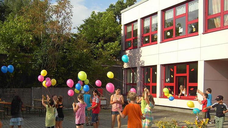 Zum Abschluss des Sommerfestes durften die Kinder Luftballons steigen lassen.