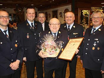 Der Vorstand gratuliert Werner Heilmann zu der besonderen Ehrung. Foto: Michael Busch