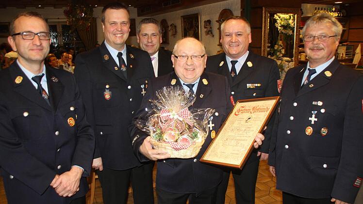 Der Vorstand gratuliert Werner Heilmann zu der besonderen Ehrung. Foto: Michael Busch