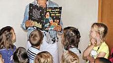 Brigitte Werner mit neugierigen Kindern.  Foto: Frank