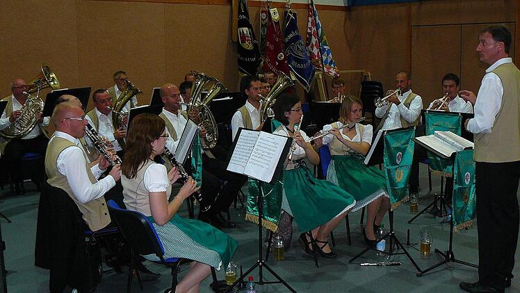 Der Musikverein Pilisszentivan mit seinem Dirigenten Zolt Spanberger.