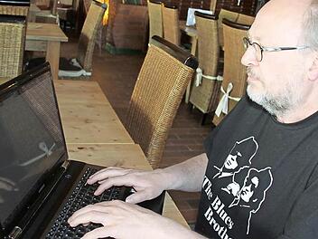 Walter Ullrich verbringt viel seiner Zeit am PC. Dafür sorgt nicht nur sein Beruf, sondern auch sein privates Engagement. Foto: Ralf Kestel