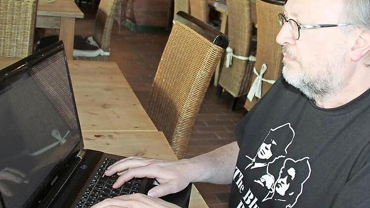 Walter Ullrich verbringt viel seiner Zeit am PC. Dafür sorgt nicht nur sein Beruf, sondern auch sein privates Engagement. Foto: Ralf Kestel