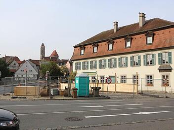 Die Bäume und Pflanzen vor der Bischofsmühle sind der Baustelleneinrichtung für die Sterzersmühle zum Opfer gefallen. Foto: Barbara Herbst
