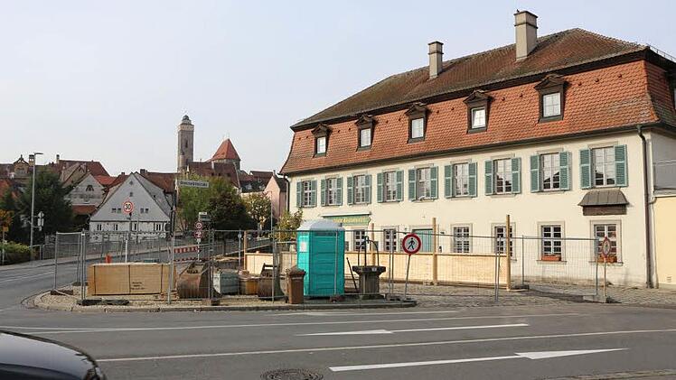 Die Bäume und Pflanzen vor der Bischofsmühle sind der Baustelleneinrichtung für die Sterzersmühle zum Opfer gefallen. Foto: Barbara Herbst