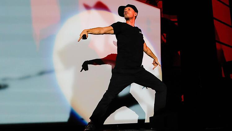 Michi Beck sortierte vor er Show noch seine schätzungsweise 15 Caps. Foto: Matthias Hoch