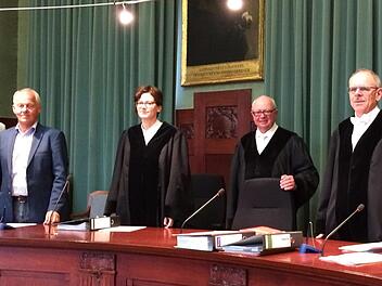 Die 1. Große Strafkammer des Landgerichts Bayreuth - in der Besetzung (von links): Michael Pfitzner, Schöffe, die Berufsrichter  Susanne Vonbrunn,  Michael Eckstein und Reinhard Schwarz  (es fehlt: Elke Zahn, Schöffin) - rollt in dem Verfahren wegen versuchten Totschlags eine Messerstecherei  in der Oberen Stadt auf.  Foto: Stephan Tiroch