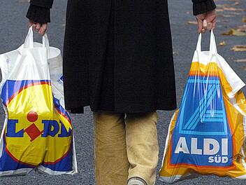 Nähmaschine, Bügeleisen, Staubsauger: "Für die beste Mama" gibt es bei Lidl aktuell alles was das Mama-Herz höher schlagen lässt. Glaubt zumindest der Discounter... Symbolfoto: Oliver Berg/dpa