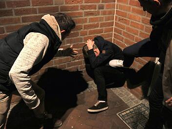 Opfer von Gewalt brauchen Hilfe. Die kann jeder geben - dabei muss sich niemand selbst in Gefahr bringen. Foto: CT-Archiv