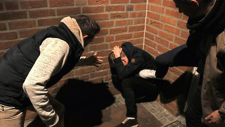 Opfer von Gewalt brauchen Hilfe. Die kann jeder geben - dabei muss sich niemand selbst in Gefahr bringen. Foto: CT-Archiv