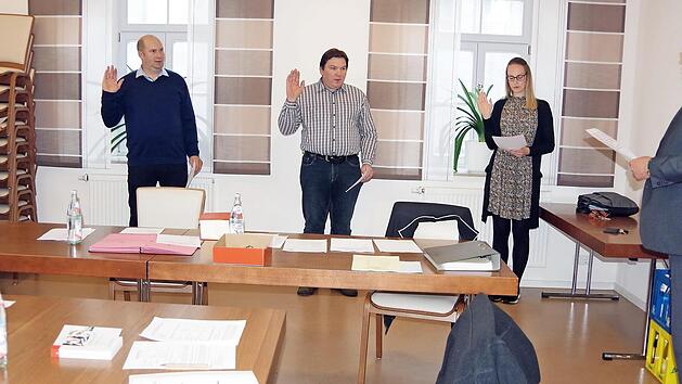 Bürgermeister Peter Klinger (rechts) vereidigt die neuen Gemeinderäte (von links) Simone Keim, Klaus Daum, Markus Stauch und Larissa Stark. Markus Stauch ist ab sofort auch der Zweite Bürgermeister von Tschirn. Foto: Heike Schülein