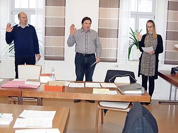 Bürgermeister Peter Klinger (rechts) vereidigt die neuen Gemeinderäte (von links) Simone Keim, Klaus Daum, Markus Stauch und Larissa Stark. Markus Stauch ist ab sofort auch der Zweite Bürgermeister von Tschirn. Foto: Heike Schülein