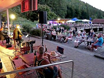 Tom Götz und Thomas Goller bei ihrem Konzert auf der Terrasse des Trebgaster Badesees