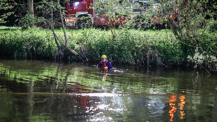 F&uuml;rth: Mysteri&ouml;se &Ouml;lspur auf Rednitz gibt R&auml;tsel auf - aufwendiger Feuerwehreinsatz