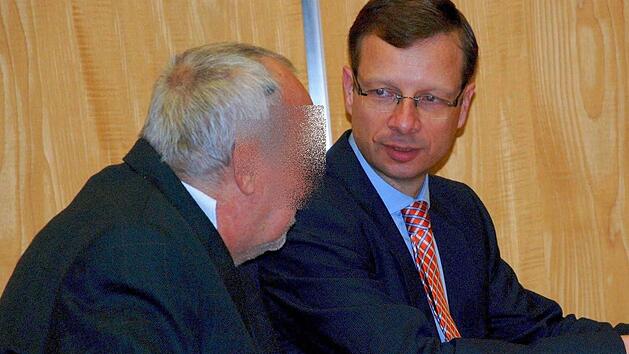 Helmut S. (links) mit seinem Verteidiger Felix LeydeFoto: Christiane Lehmann