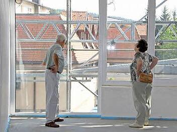 Blick zur Ernst-Putz-Straße: Eine Ehepaar aus Bad Brückenau schaut sich in einer der neuen Wohnungen im Haus Waldenfels, Bad Brückenau, um. Foto: Ulrike Müller