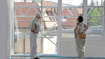 Blick zur Ernst-Putz-Straße: Eine Ehepaar aus Bad Brückenau schaut sich in einer der neuen Wohnungen im Haus Waldenfels, Bad Brückenau, um. Foto: Ulrike Müller