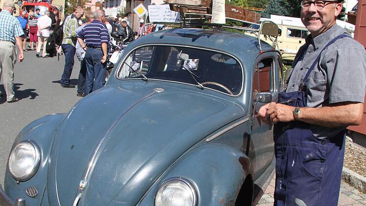 Immer wieder begeistert Manfred Künzels unrestaurierter Käfer bei Oldtimer-Treffen. Auch in Marktleugast heimste er einen Pokal ein.