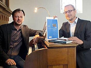 Gerald Fink (l.) und Peter Söder wollen die Orgel in den Mittelpunkt ihrer Veranstaltungsreihe stellen. Foto: Manfred Welker