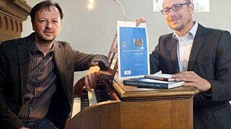 Gerald Fink (l.) und Peter Söder wollen die Orgel in den Mittelpunkt ihrer Veranstaltungsreihe stellen. Foto: Manfred Welker