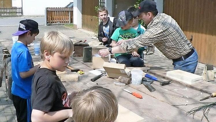 Durch den Nistkastenbau führt der Verein immer wieder schon Kinder an den Singvogelschutz heran. Foto: privat