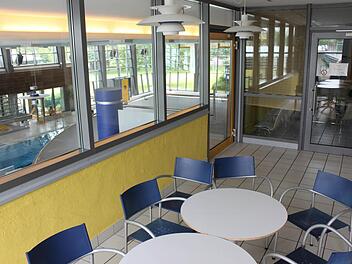 Die Cafeteria im Merania-Hallenbad besitzt einen direkten Zugang zur Schwimmhalle und einen abgetrennten Bereich für Gäste von außen. Man könnte dort gemütlich sitzen und aufs Wasser oder den Liegewiesenbereich blicken - wenn geöffnet wäre. Foto: Popp