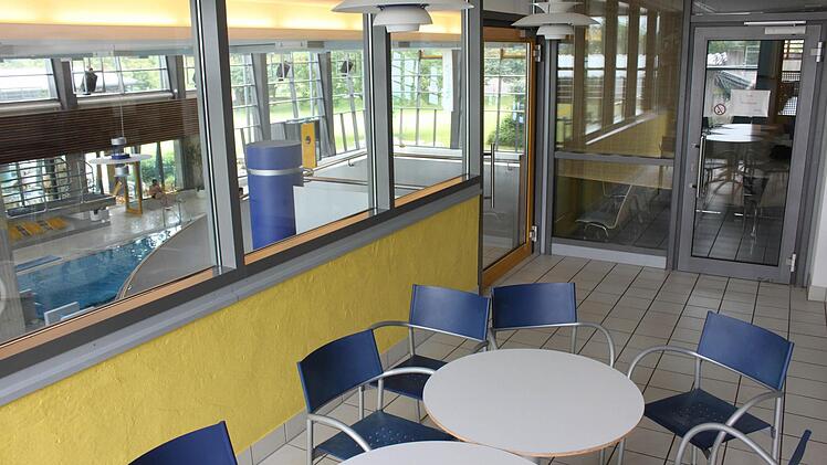Die Cafeteria im Merania-Hallenbad besitzt einen direkten Zugang zur Schwimmhalle und einen abgetrennten Bereich für Gäste von außen. Man könnte dort gemütlich sitzen und aufs Wasser oder den Liegewiesenbereich blicken - wenn geöffnet wäre. Foto: Popp