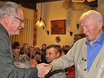 Heimatvereins-Vorsitzender Klaus-Peter Gäbelein ernennt Rudi Welker zum Ehrenmitglied.
