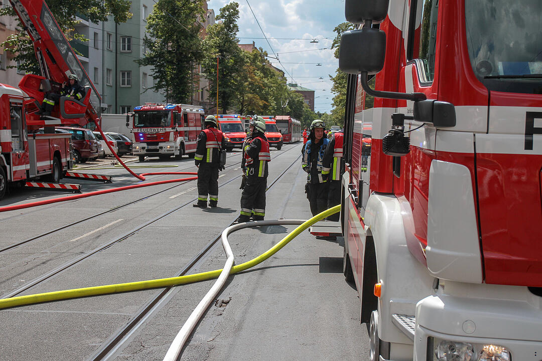 Dachstuhl eines Mehrfamilienhauses fängt Feuer