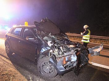 Zwei Schwerverletzte auf der A70: Zwei M&auml;nner waren nicht angeschnallt, als sie von einem anderen Fahrzeug gerammt wurden. Foto: News5 / Merzbach