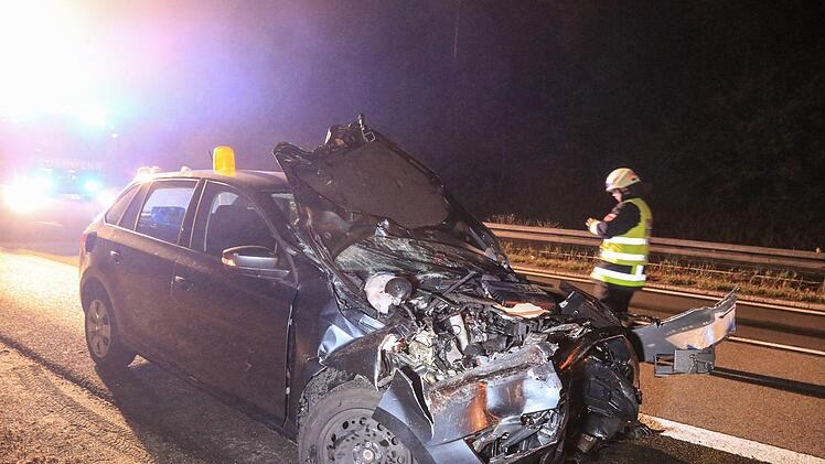 Zwei Schwerverletzte auf der A70: Zwei M&auml;nner waren nicht angeschnallt, als sie von einem anderen Fahrzeug gerammt wurden. Foto: News5 / Merzbach