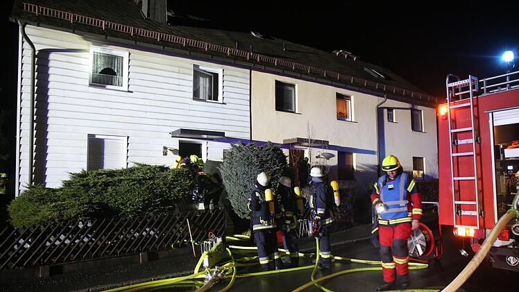 In Konradsreuth (Landkreis Hof) hat es am Samstag gebrannt. Ein Bewohner wurde verletzt. Foto: NEWS5 / Fricke