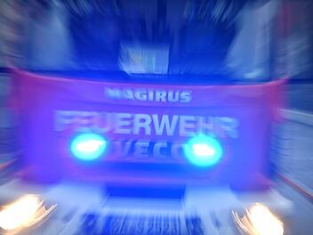 Zahlreiche Feuerwehrautos waren am frühen Mittwochabend am Klinikum Bamberg im Einsatz. Für die Patienten des Krankenhauses bestand allerdings keine Gefahr. Symbolfoto: Ronald Rinklef