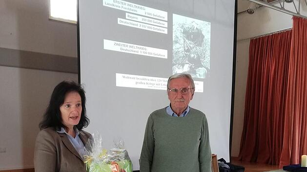 Andrea Kohl dankt Manfred Franze.  Foto: Georg Lang