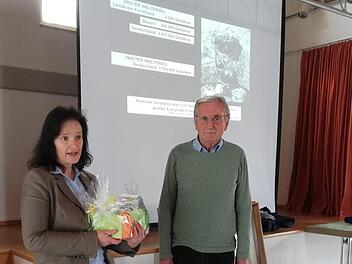 Andrea Kohl dankt Manfred Franze.  Foto: Georg Lang